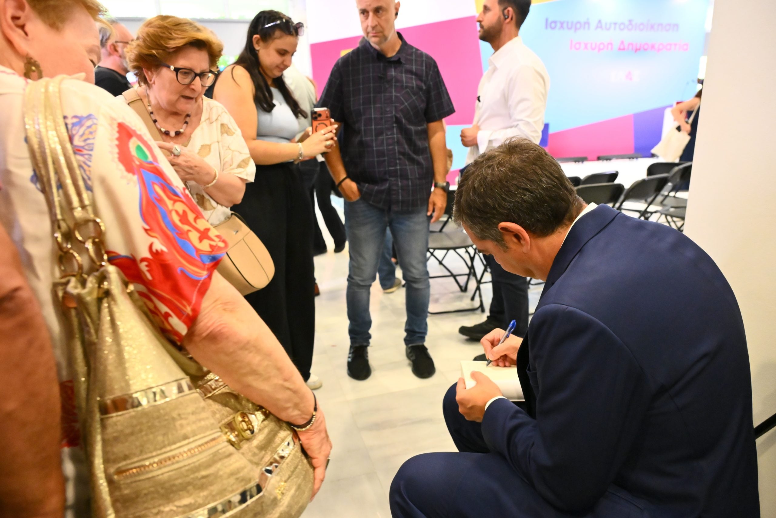 Αλέξης Τσίπρας: Παρουσίασε την πρόταση της ΕΛ.Α.Σ. για την Αυτοδιοίκηση – Η τούρτα έκπληξη για τα γενέθλιά του – Φωτο και βίντεο