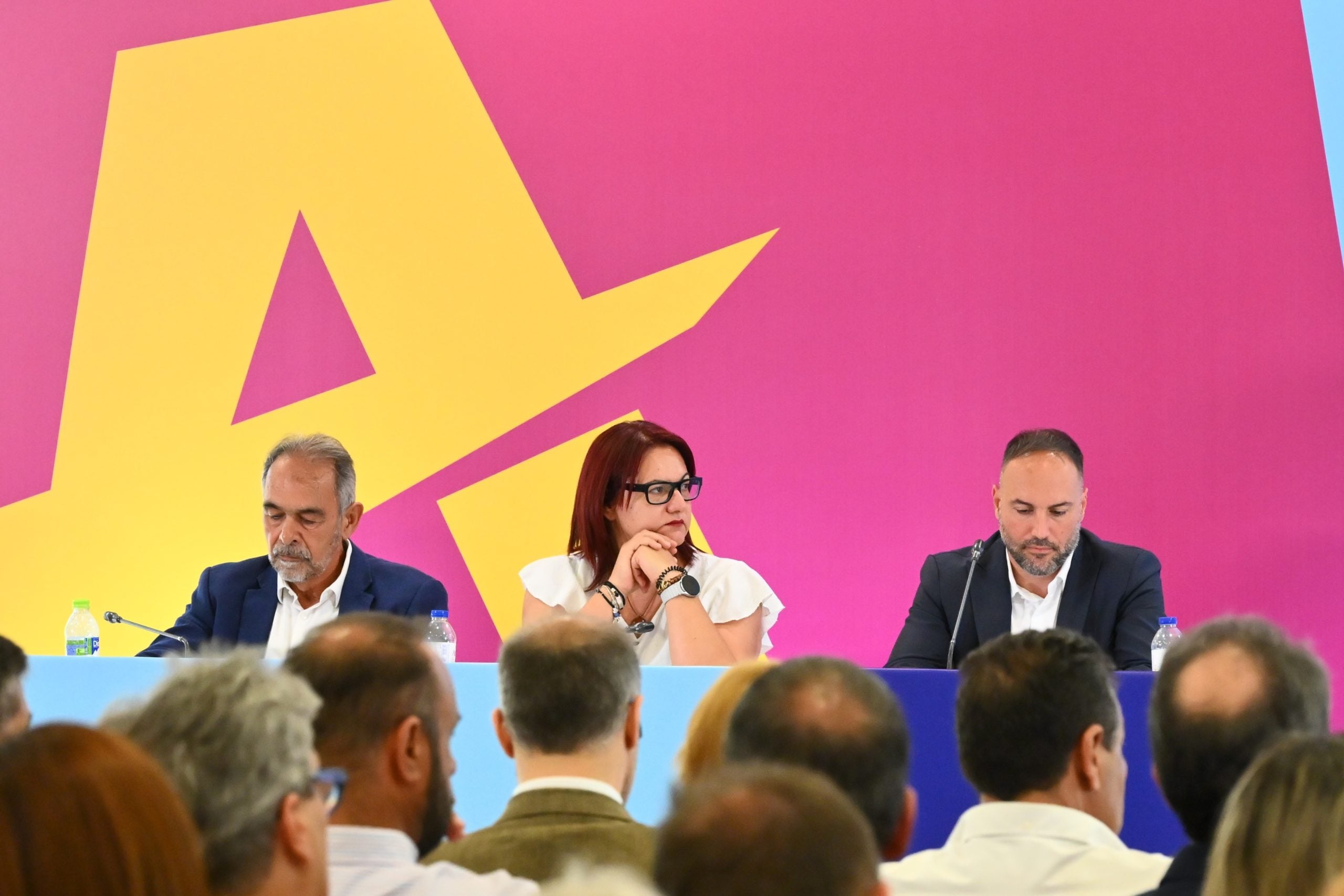 Αλέξης Τσίπρας: Παρουσίασε την πρόταση της ΕΛ.Α.Σ. για την Αυτοδιοίκηση – Η τούρτα έκπληξη για τα γενέθλιά του – Φωτο και βίντεο