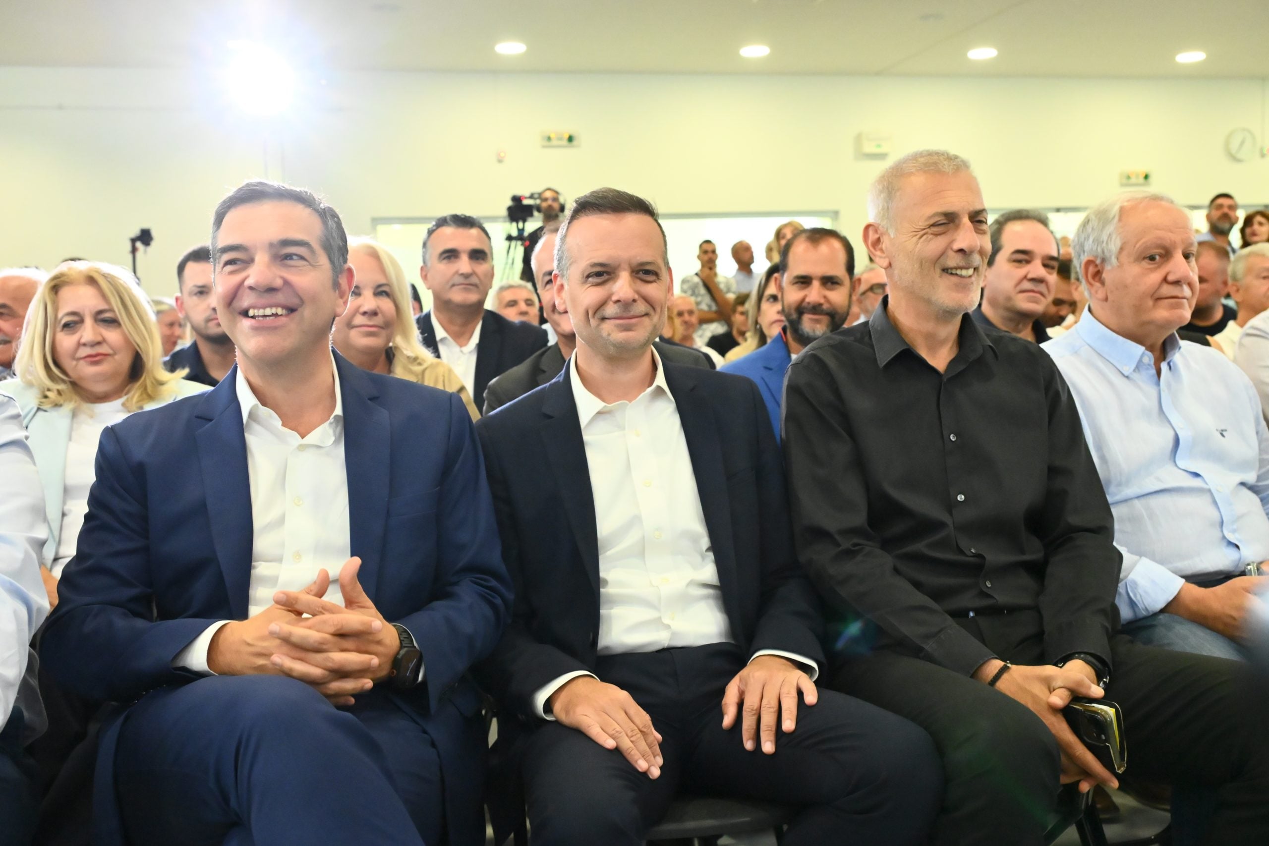 Αλέξης Τσίπρας: Παρουσίασε την πρόταση της ΕΛ.Α.Σ. για την Αυτοδιοίκηση – Η τούρτα έκπληξη για τα γενέθλιά του – Φωτο και βίντεο