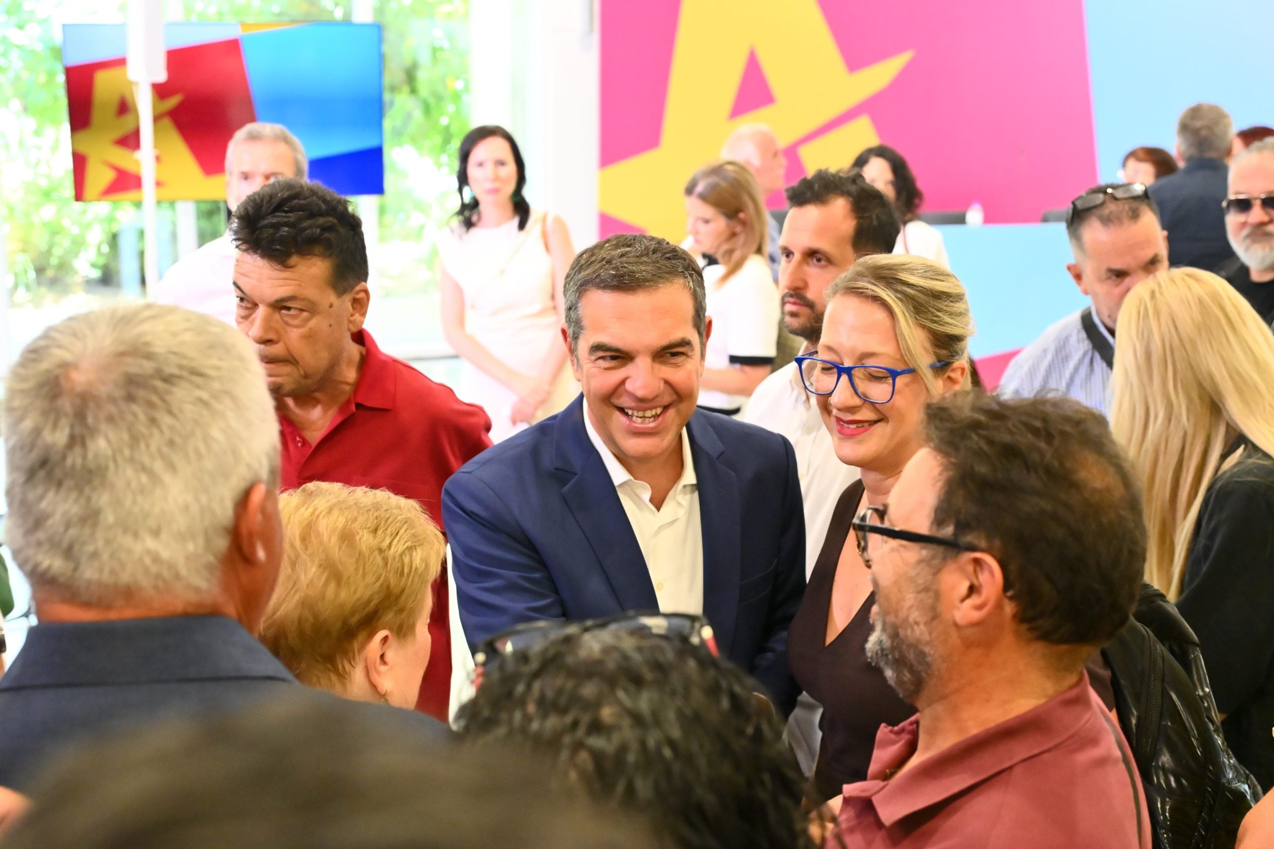 Αλέξης Τσίπρας: Παρουσίασε την πρόταση της ΕΛ.Α.Σ. για την Αυτοδιοίκηση – Η τούρτα έκπληξη για τα γενέθλιά του – Φωτο και βίντεο
