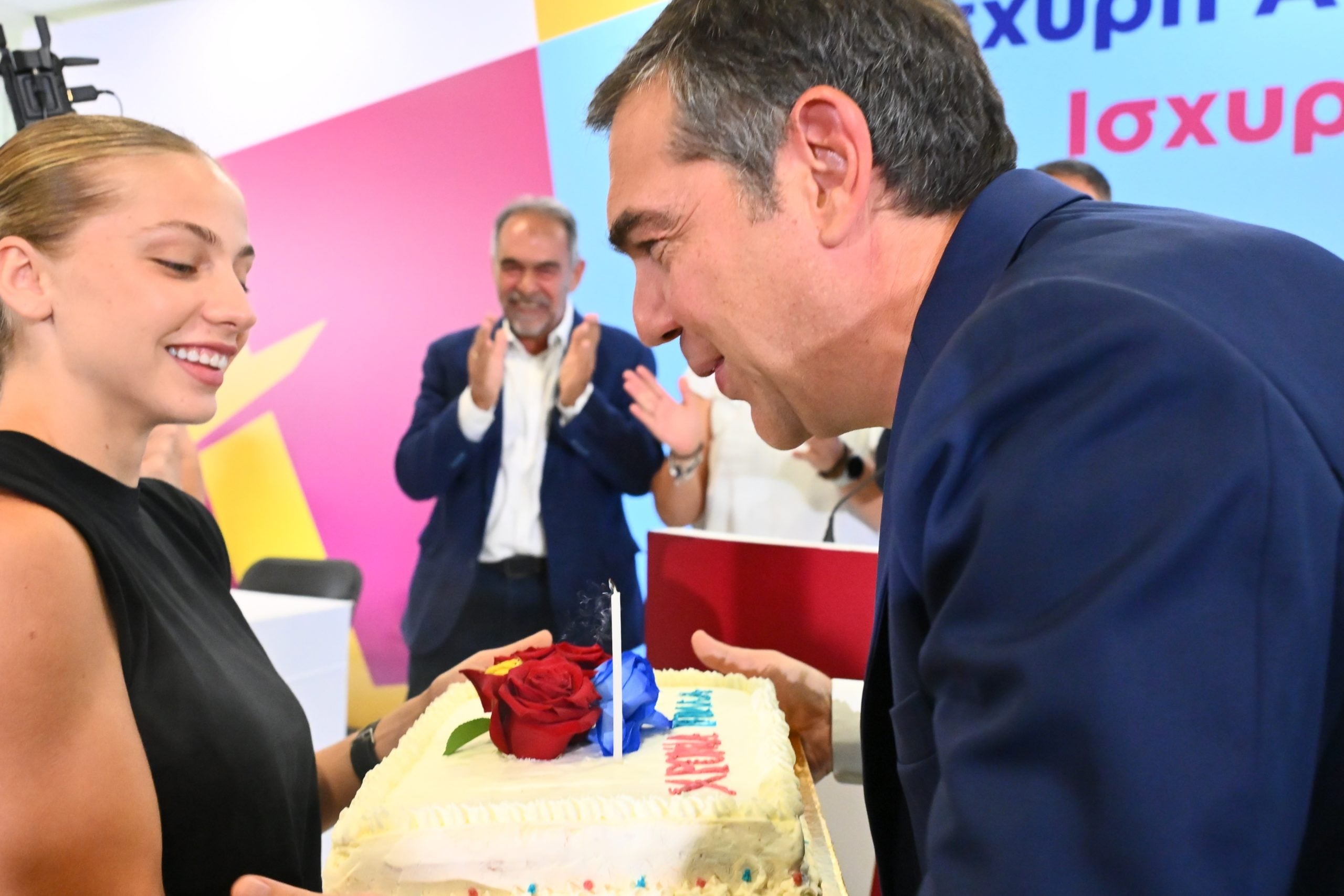 Αλέξης Τσίπρας: Παρουσίασε την πρόταση της ΕΛ.Α.Σ. για την Αυτοδιοίκηση – Η τούρτα έκπληξη για τα γενέθλιά του – Φωτο και βίντεο