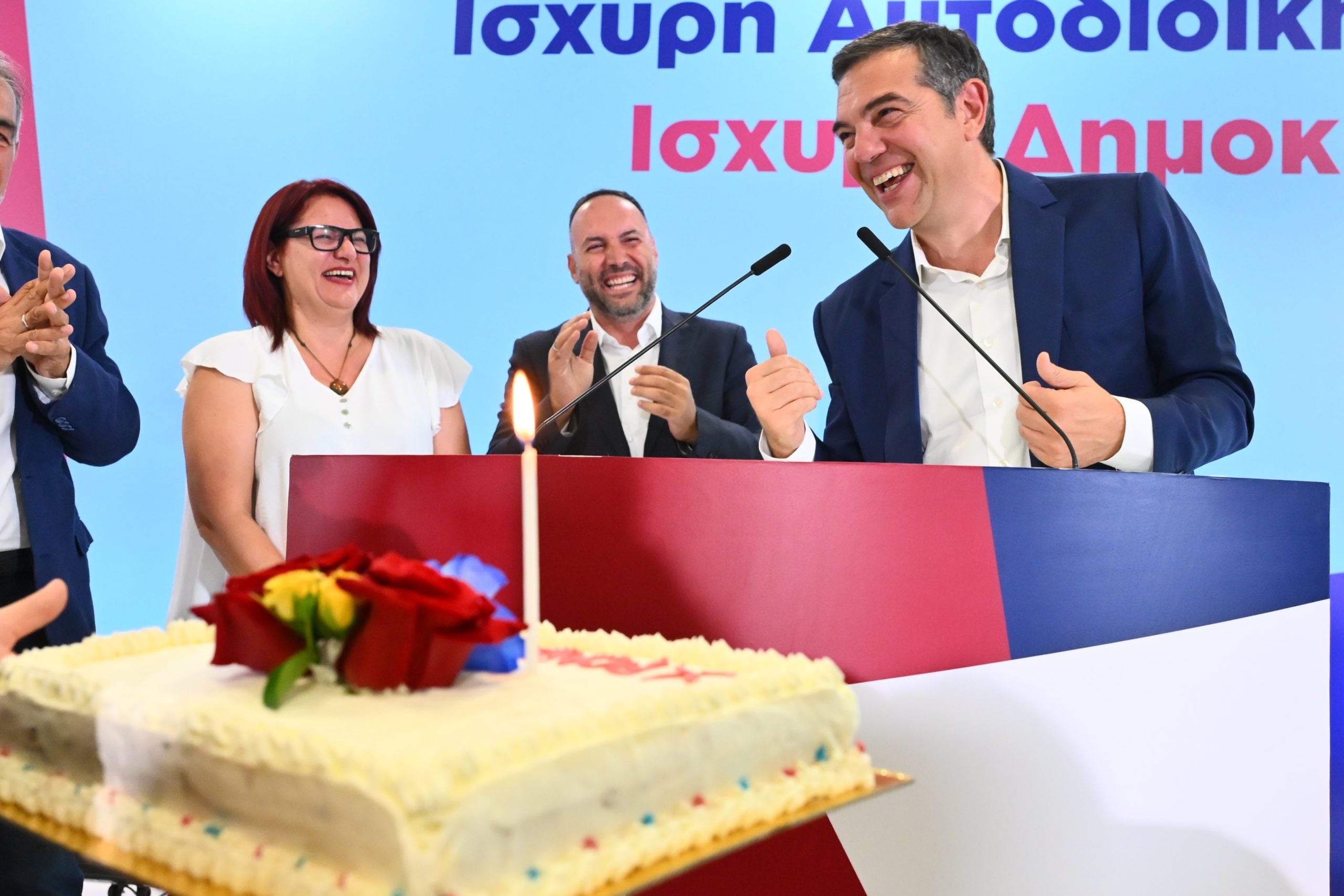 Αλέξης Τσίπρας: Παρουσίασε την πρόταση της ΕΛ.Α.Σ. για την Αυτοδιοίκηση – Η τούρτα έκπληξη για τα γενέθλιά του – Φωτο και βίντεο