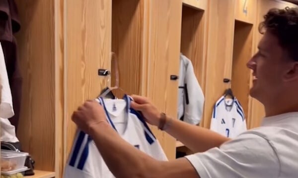 Χρήστος Τζόλης αποχαιρέτησε τους παίκτες της Κλαμπ Μπριζ, αφήνοντας φανέλες της Εθνικής ποδοσφαίρου