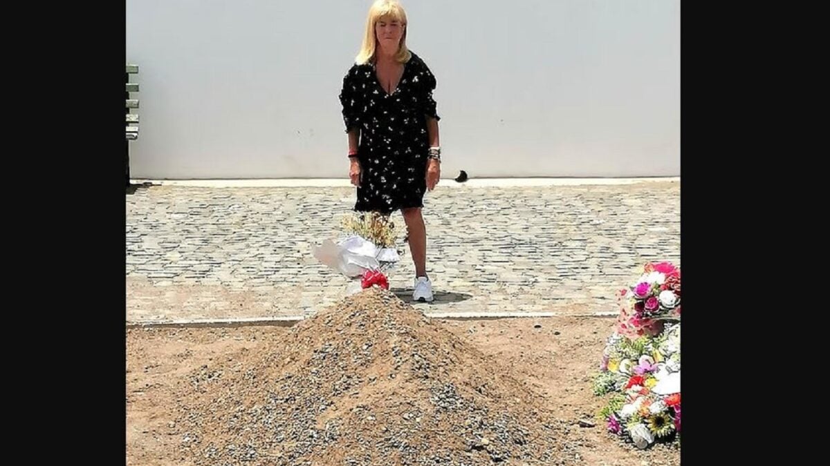 Γυναίκα θάβει τον άντρα της στο Πράσινο Ακρωτήριο, αφού αρρώστησε και πέθανε σε διακοπές 3 Γυναίκα θάβει τον άντρα της στο Πράσινο Ακρωτήριο, αφού αρρώστησε και πέθανε σε διακοπές