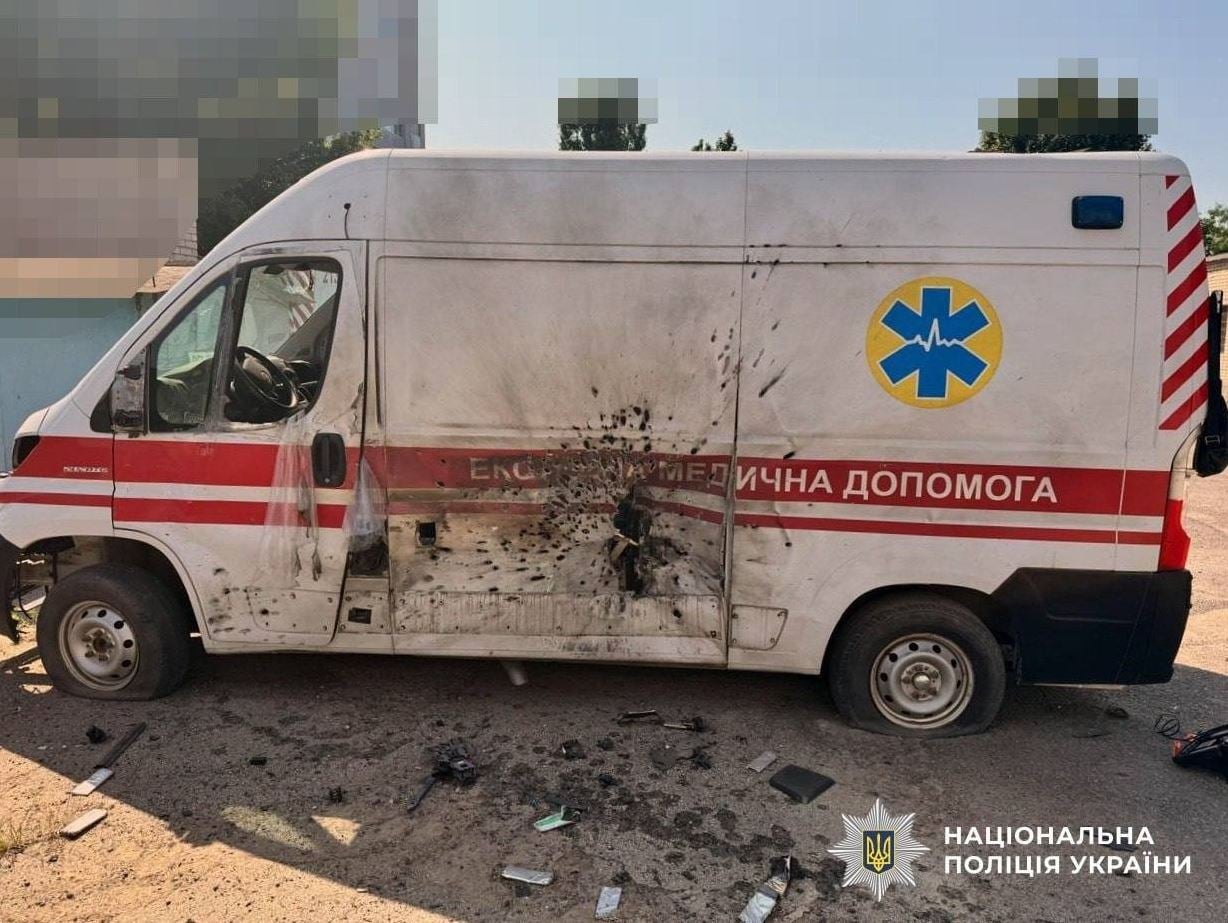 Ουκρανία: Τουλάχιστον 9 νεκροί και 77 τραυματίες από ρωσικές επιθέσεις – Drone σκότωσε την τελευταία κάτοικο χωριού στα σύνορα 9 Το ασθενοφόρο που επλήγη από ρωσικό drone ενώ μετέφερε στο νοσοκομείο μια 66χρονη τραυματία στην περιφέρεια του Χαρκόβου. Από την επίθεση τραυματίστηκε και ένας 68χρονος διασώστης. (Εθνική Αστυνομία της Ουκρανίας)