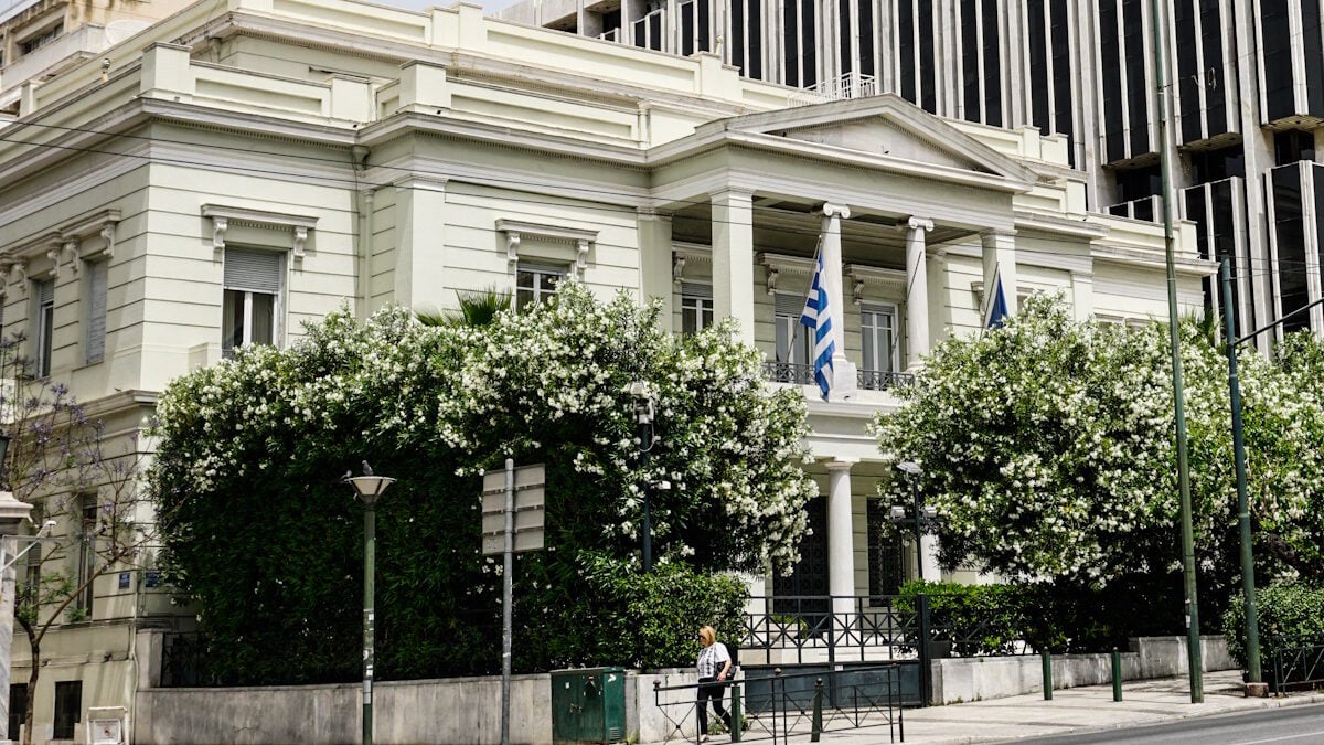 ΥΠΕΞ καταδικάζει τις απειλές των Χούθι στην Ερυθρά Θάλασσα: «Αναγνωρίζουμε τον καθοριστικό ρόλο του Βασιλείου της Σαουδικής Αραβίας» 1 ΥΠΕΞ καταδικάζει τις απειλές των Χούθι στην Ερυθρά Θάλασσα: «Αναγνωρίζουμε τον καθοριστικό ρόλο του Βασιλείου της Σαουδικής Αραβίας»