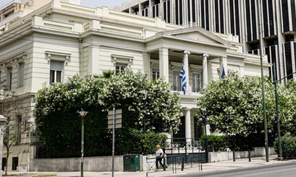 ΥΠΕΞ καταδικάζει τις απειλές των Χούθι στην Ερυθρά Θάλασσα: «Αναγνωρίζουμε τον καθοριστικό ρόλο του Βασιλείου της Σαουδικής Αραβίας»
