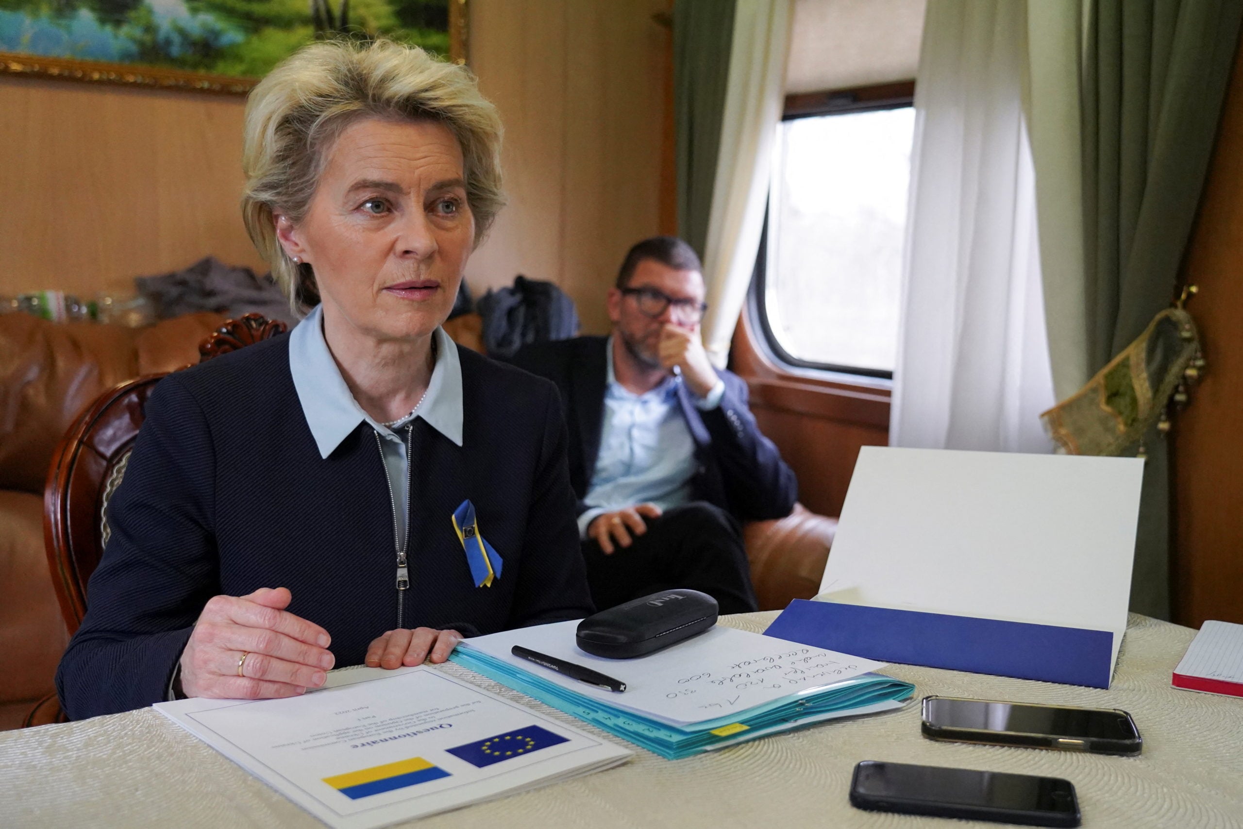 Ουκρανία: Στο Κίεβο η Φον ντερ Λάιεν – Πακέτο στήριξης 18 δισ. ευρώ και κοινή παραγωγή όπλων με την ΕΕ
