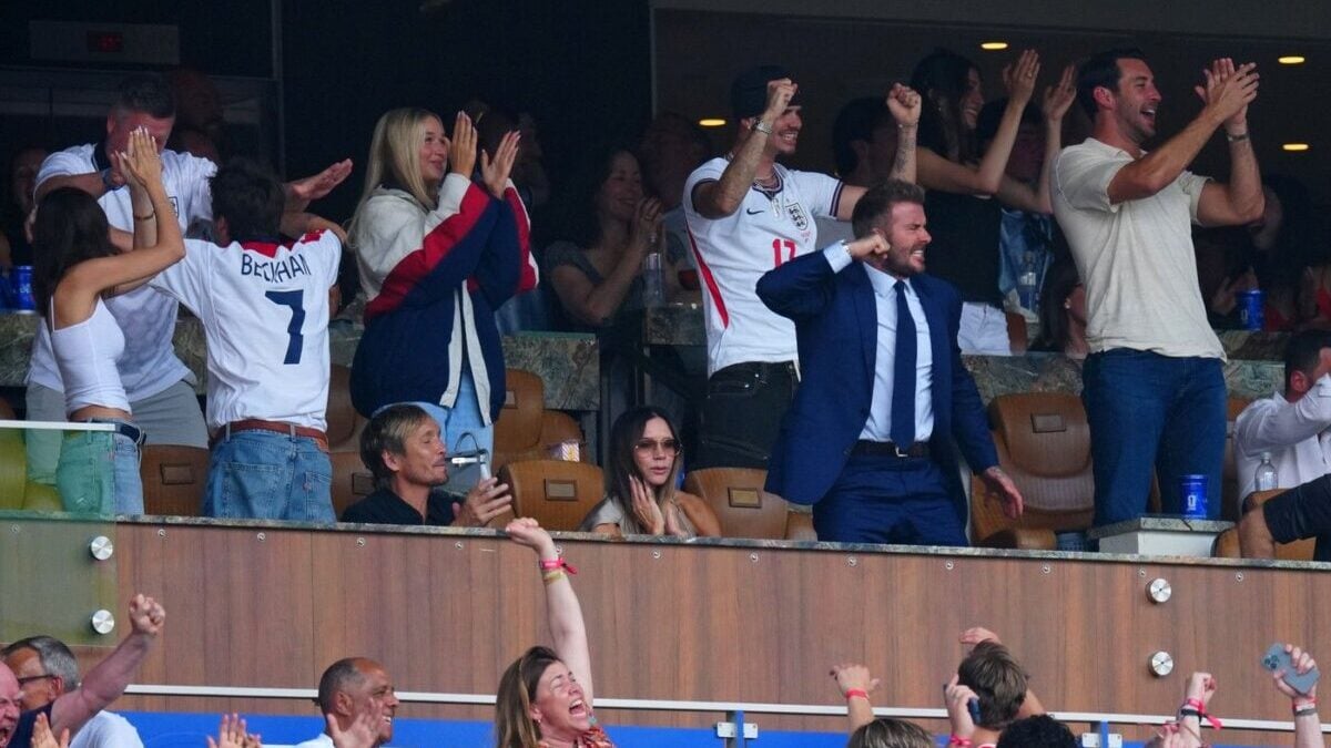 Η Βικτόρια Μπέκαμ στο Αγγλία – Νορβηγία στο Μουντιάλ: «Πανηγύριζε από μέσα της» την υπερασπίστηκε ο Ντέιβιντ Μπέκαμ 3 Η Βικτόρια Μπέκαμ στο Αγγλία – Νορβηγία στο Μουντιάλ: «Πανηγύριζε από μέσα της» την υπερασπίστηκε ο Ντέιβιντ Μπέκαμ