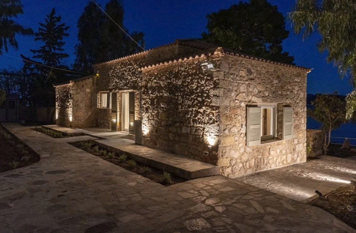 Η ιστορική πέτρινη βίλα του Αλέκου Αλεξανδράκη στο «σφυρί» – Η τιμή και φωτογραφίες από την ανακαίνισή της 16 Βίλα Αλεξανδράκη