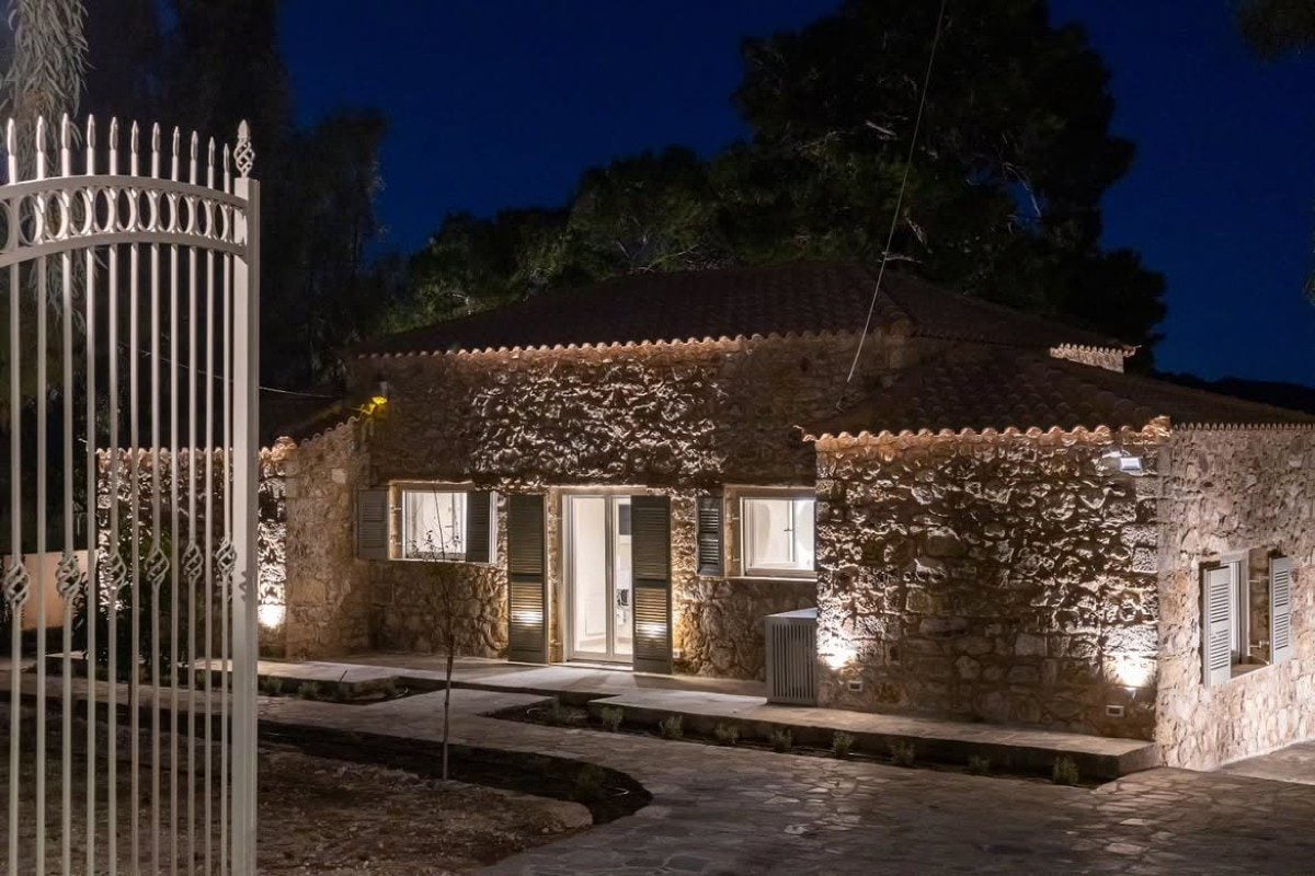 Η ιστορική πέτρινη βίλα του Αλέκου Αλεξανδράκη στο «σφυρί» – Η τιμή και φωτογραφίες από την ανακαίνισή της 14 Βίλα Αλεξανδράκη