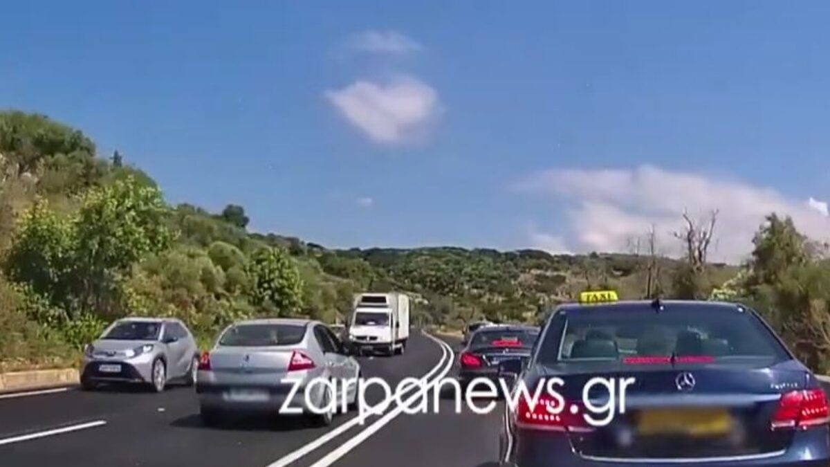 Στιγμές τρόμου στον ΒΟΑΚ: Μπήκε στο αντίθετο ρεύμα για να κάνει προσπέραση και γλίτωσε τη μετωπική στο «τσακ» 1 Στιγμές τρόμου στον ΒΟΑΚ: Μπήκε στο αντίθετο ρεύμα για να κάνει προσπέραση και γλίτωσε τη μετωπική στο «τσακ»
