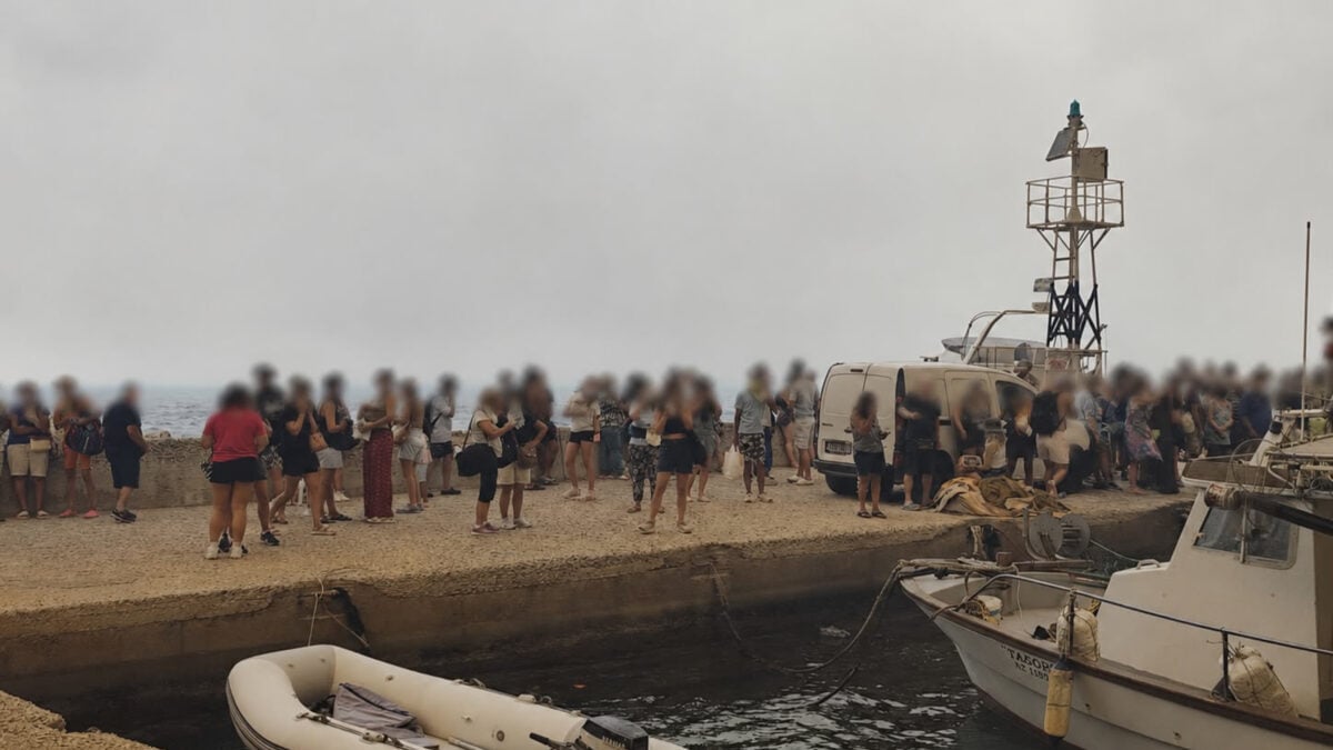 Φωτιά στη Βοιωτία: Εικόνες αποκάλυψης στο Καλαμάκι – Τεράστια επιχείρηση εκκένωσης από τη θάλασσα 1 Φωτιά στη Βοιωτία: Εικόνες αποκάλυψης στο Καλαμάκι – Τεράστια επιχείρηση εκκένωσης από τη θάλασσα