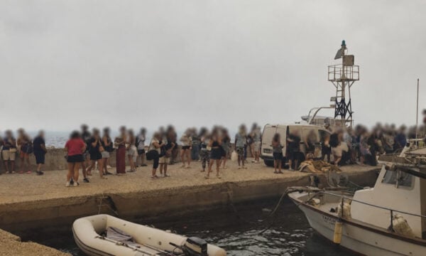 Φωτιά στη Βοιωτία: Εικόνες αποκάλυψης στο Καλαμάκι – Τεράστια επιχείρηση εκκένωσης από τη θάλασσα