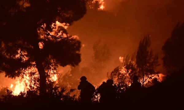 Πύρινη λαίλαπα στη Βοιωτία: Ανεξέλεγκτα τα μέτωπα σε Πόρτο Γερμενό και Δομβραίνα, οι φλόγες απειλούν σπίτια