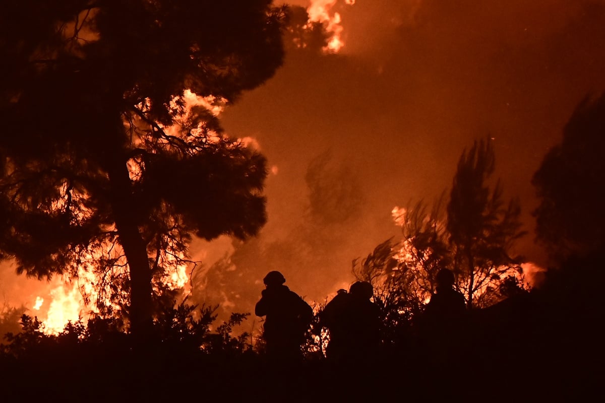 Πύρινη λαίλαπα στη Βοιωτία: Ανεξέλεγκτα τα μέτωπα σε Πόρτο Γερμενό και Δομβραίνα, οι φλόγες απειλούν σπίτια