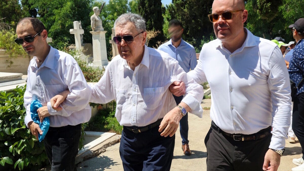 Αλίκη Βουγιουκλάκη: Συγκίνηση στο μνημόσυνο για τα 30 χρόνια από τον θάνατό της 15 Αλίκη Βουγιουκλάκη: Συγκίνηση στο μνημόσυνο για τα 30 χρόνια από τον θάνατό της