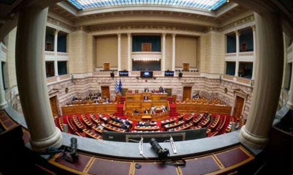 Βουλή: Οι τέσσερις άξονες της πρότασης της Νέας Δημοκρατίας για τη συνταγματική αναθεώρηση
