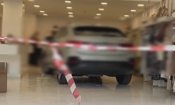 Βριλήσσια: Οδηγός μπέρδεψε την όπισθεν με την πρώτη και καρφώθηκε σε τζαμαρία καταστήματος