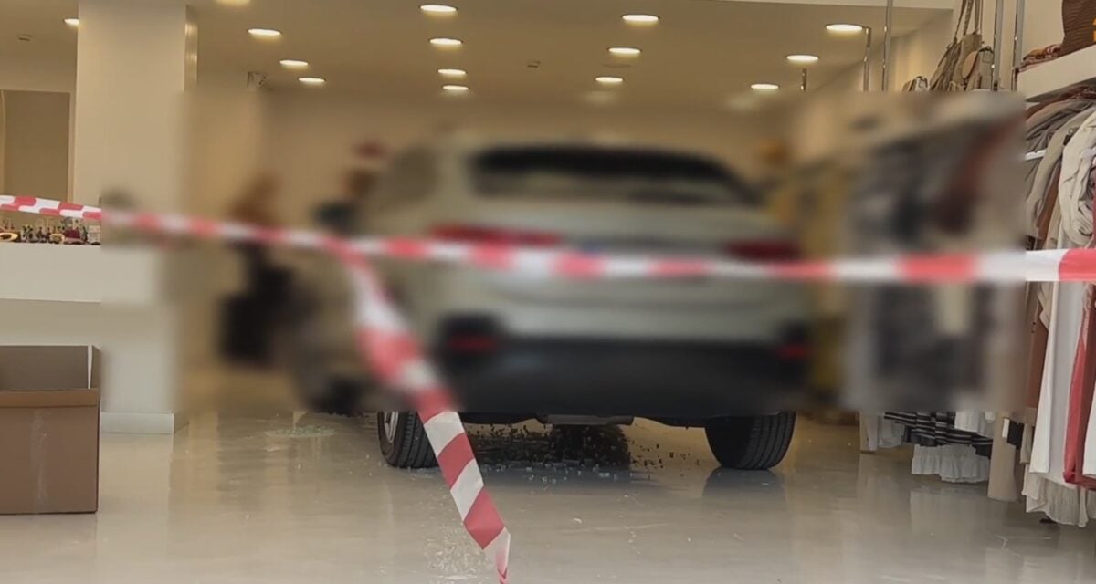 Βριλήσσια: Οδηγός μπέρδεψε την όπισθεν με την πρώτη και καρφώθηκε σε τζαμαρία καταστήματος