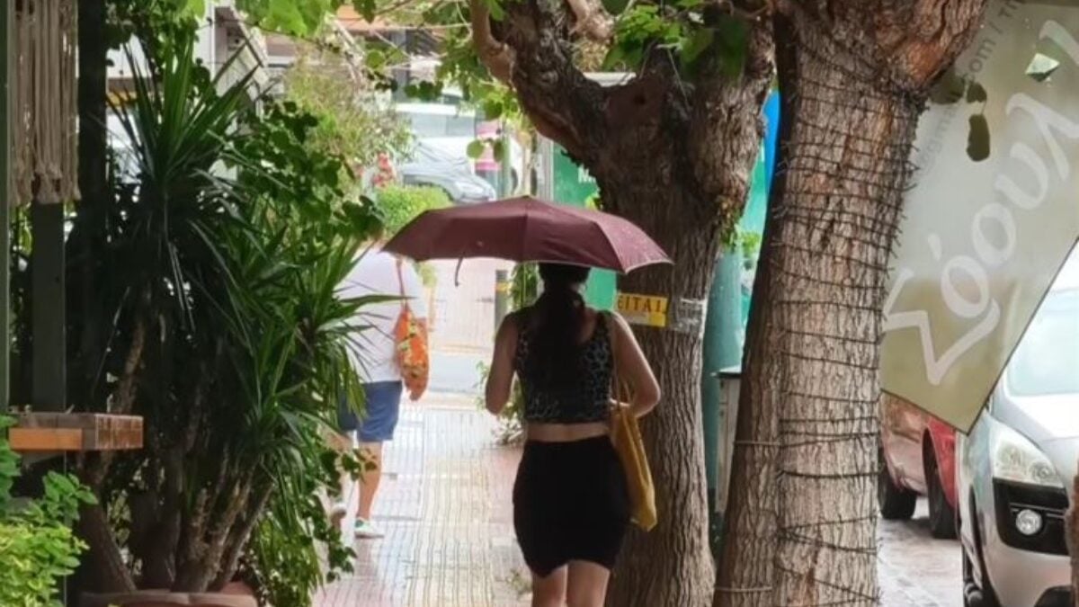 Καιρός: Καλοκαιρινό μπουρίνι έβγαλε και πάλι τις ομπρέλες στην Αθήνα – Δείτε βίντεο 1 Καιρός: Καλοκαιρινό μπουρίνι έβγαλε και πάλι τις ομπρέλες στην Αθήνα – Δείτε βίντεο
