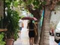Καιρός: Καλοκαιρινό μπουρίνι έβγαλε και πάλι τις ομπρέλες στην Αθήνα