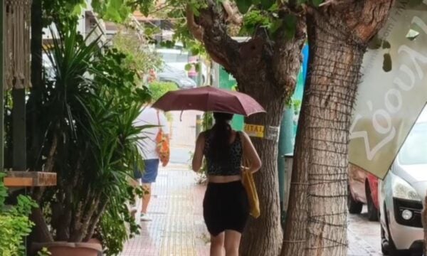 Καιρός: Καλοκαιρινό μπουρίνι έβγαλε και πάλι τις ομπρέλες στην Αθήνα
