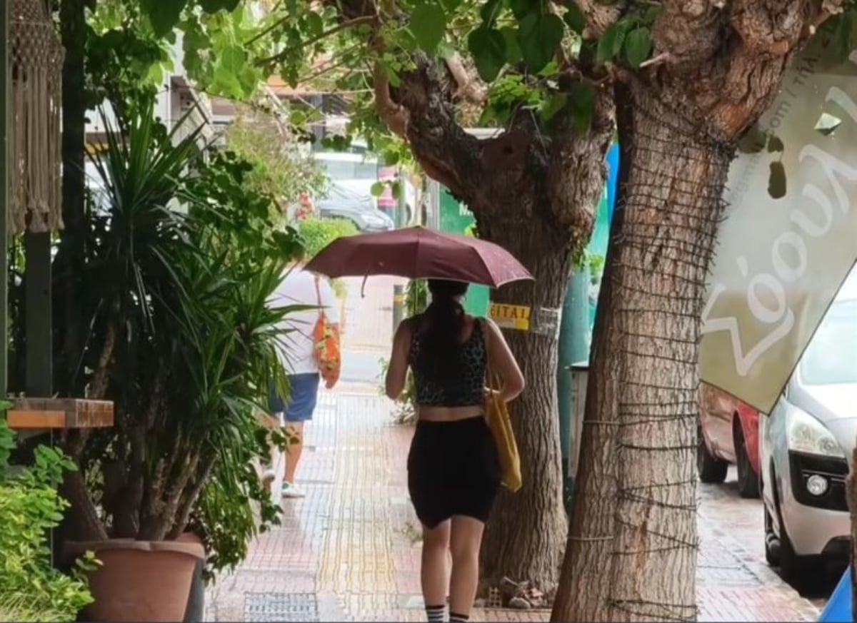 Καιρός: Καλοκαιρινό μπουρίνι έβγαλε και πάλι τις ομπρέλες στην Αθήνα