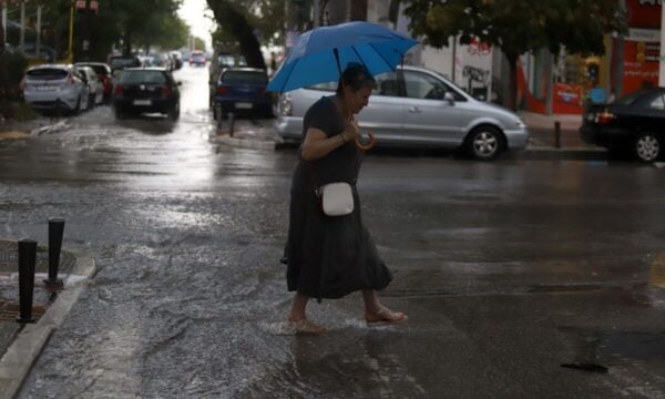 Καιρός: Βροχές, καταιγίδες και χαλάζι αλλάζουν το σκηνικό – Η θερμοκρασία σε πτώση μετά τον λίβα