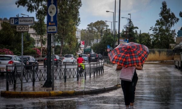 Καιρός σήμερα: Συννεφιά, τοπικές βροχές και μικρή άνοδος της θερμοκρασίας
