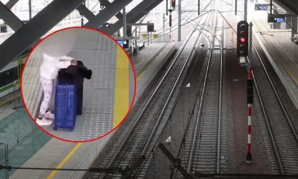 Πολωνία: 5χρονη έμεινε μόνη στην αποβάθρα όταν το τρένο έφυγε με την οικογένειά της
