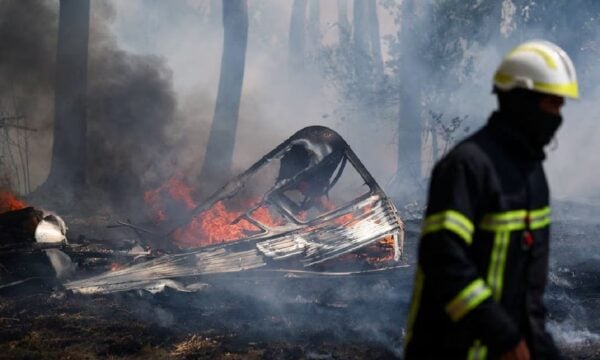 Γαλλία: Πρωτοφανείς εκκενώσεις λόγω των μεγάλων πυρκαγιών – Μακρόν: «Οι επόμενες εβδομάδες θα είναι δύσκολες»