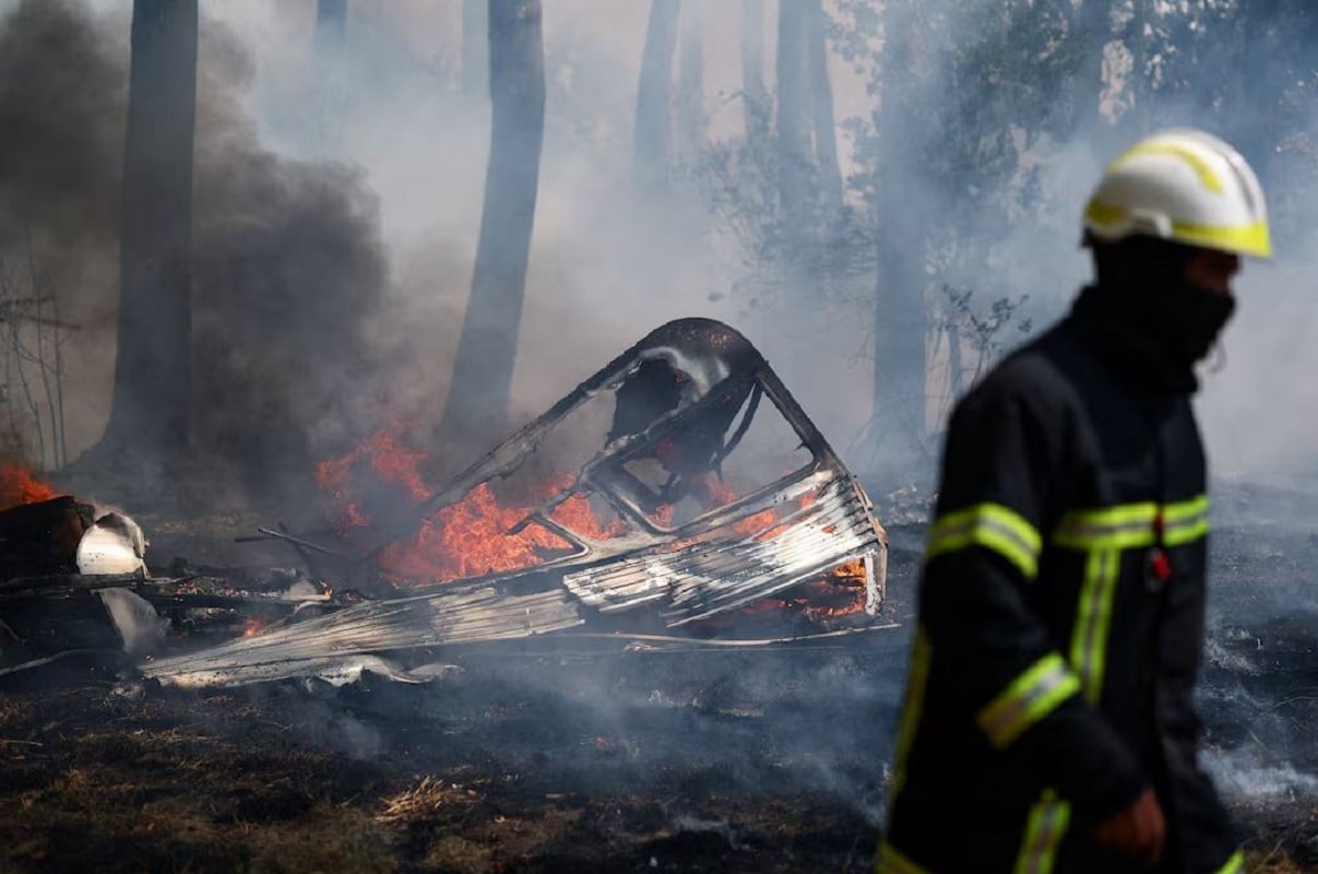 Γαλλία: Πρωτοφανείς εκκενώσεις λόγω των μεγάλων πυρκαγιών – Μακρόν: «Οι επόμενες εβδομάδες θα είναι δύσκολες»