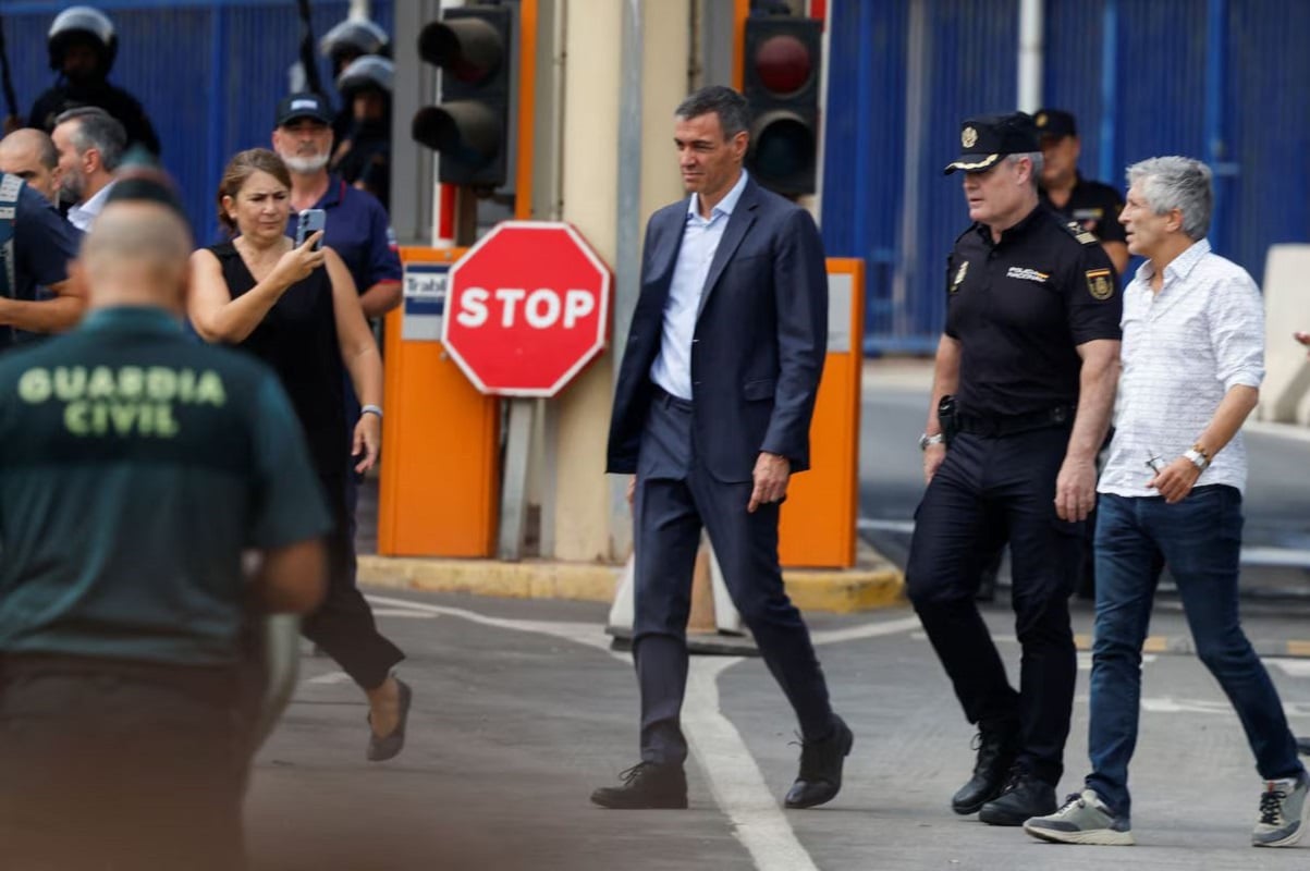 Ισπανία: Σχεδόν 50.000 μετανάστες στη Θέουτα – 57 νεκροί και αντιδράσεις σε όλη την Ευρώπη 11 Ο Ισπανός πρωθυπουργός Πέδρο Σάντσεθ επισκέπτεται τη συνοριακή περιοχή της Θέουτα, την Παρασκευή. (Jon Nazca/Reuters)