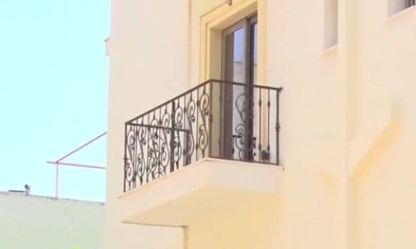 Χαλάνδρι: Εγκεφαλικά νεκρός 17χρονος μετά από πτώση από μπαλκόνι ξενοδοχείου – Συνελήφθη ο υπάλληλος που του πούλησε αλκοόλ