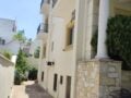 Χαλάνδρι: Εργαζόμενη στο ξενοδοχείο λέει ότι ο 17χρονος και ο φίλος του πήραν αλκοόλ με πλαστό δίπλωμα, τον είδαν να πέφτει από το μπαλκόνι