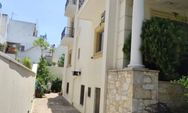 Χαλάνδρι: Εργαζόμενη στο ξενοδοχείο λέει ότι ο 17χρονος και ο φίλος του πήραν αλκοόλ με πλαστό δίπλωμα, τον είδαν να πέφτει από το μπαλκόνι