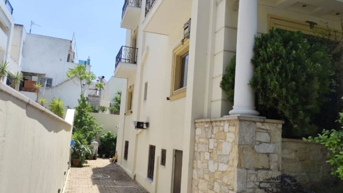 Χαλάνδρι: Εργαζόμενη στο ξενοδοχείο λέει ότι ο 17χρονος και ο φίλος του πήραν αλκοόλ με πλαστό δίπλωμα, τον είδαν να πέφτει από το μπαλκόνι