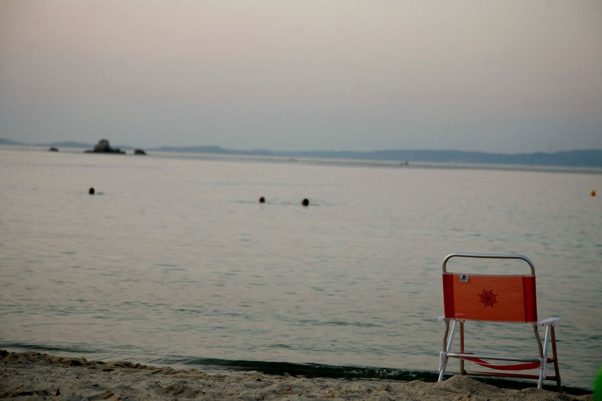 Χαλκιδική: Νεκρή 76χρονη στην παραλία Ποτίδαιας – Ανασύρθηκε χωρίς τις αισθήσεις της