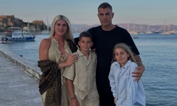Στέλιος Χανταμπάκης – Όλγα Πηλιάκη: Ταξίδεψαν με τα παιδιά τους από τη Μαδρίτη στην Κέρκυρα (φωτογραφίες)