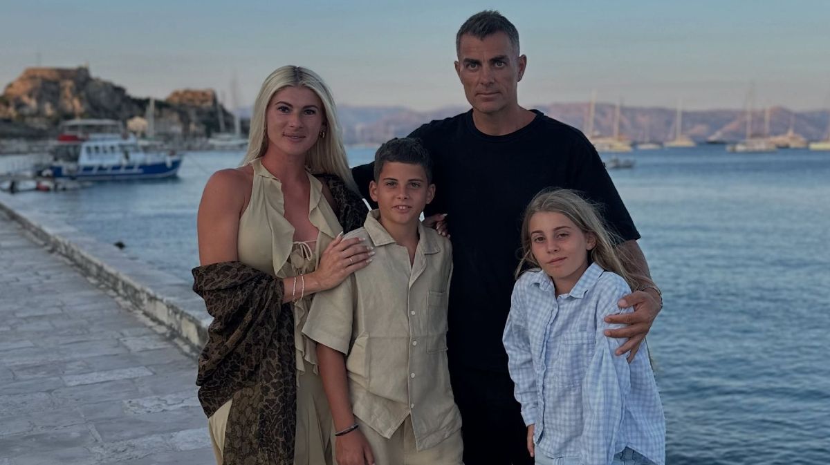 Στέλιος Χανταμπάκης – Όλγα Πηλιάκη: Ταξίδεψαν με τα παιδιά τους από τη Μαδρίτη στην Κέρκυρα (φωτογραφίες)