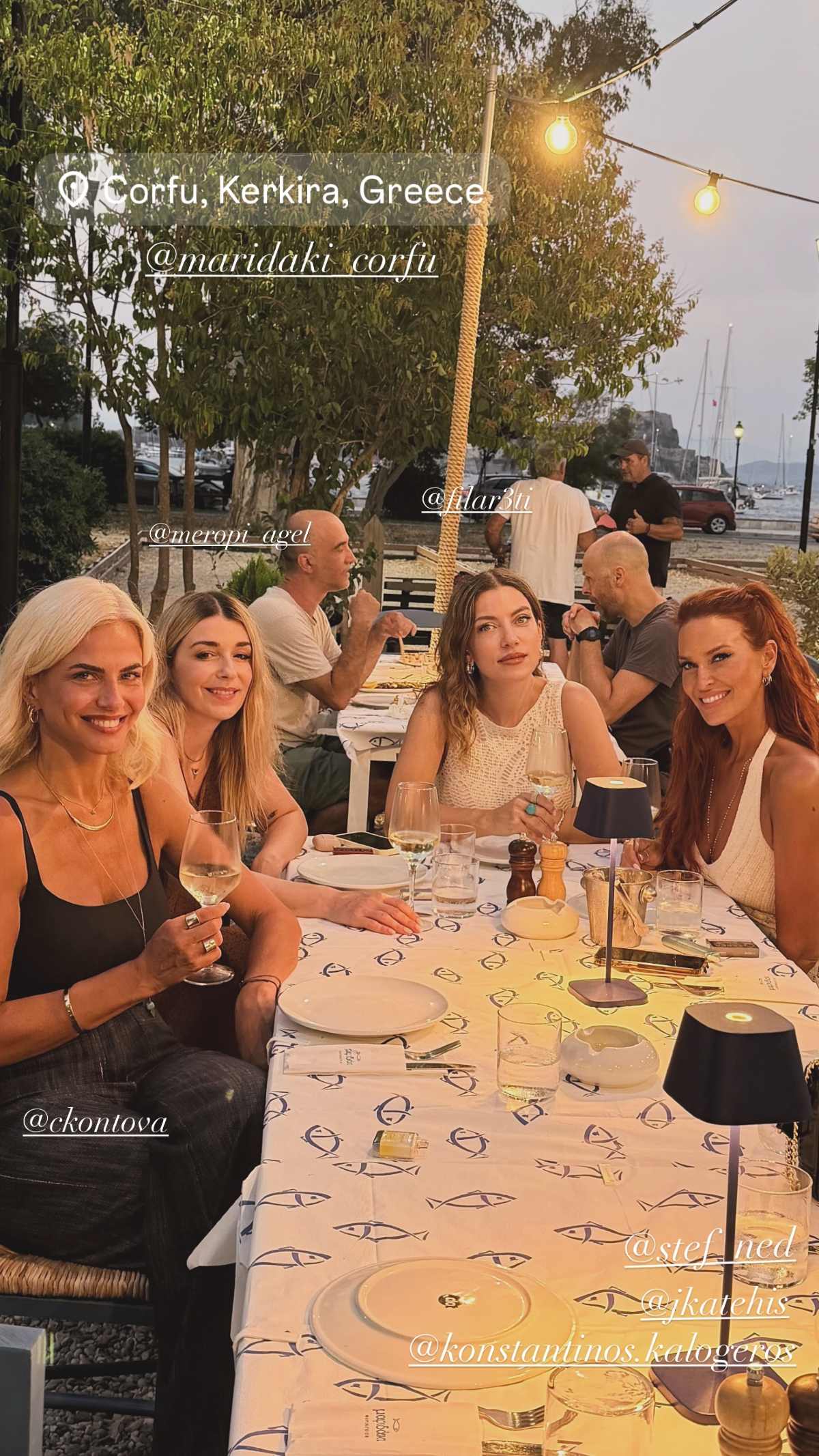Σίσσυ Χρηστίδου: Διακοπές στην Κέρκυρα με τον σύντροφό της Στέφανο Νεδέλκο 9 Η Σίσσυ Χρηστίδου με την παρέα της στο «Μαριδάκι»