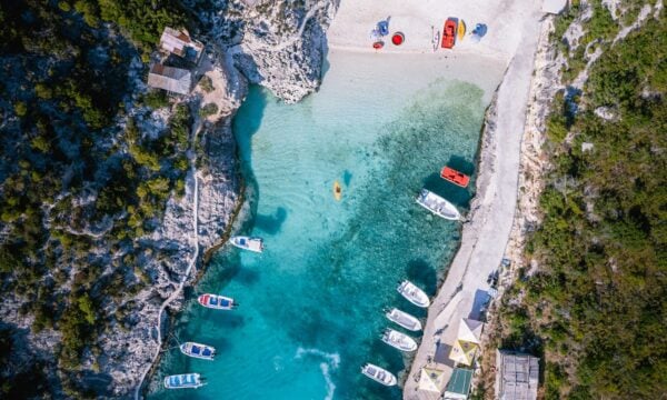 Ποια ελληνικό νησί αναζητούν οι solo Βρετανοί τουρίστες