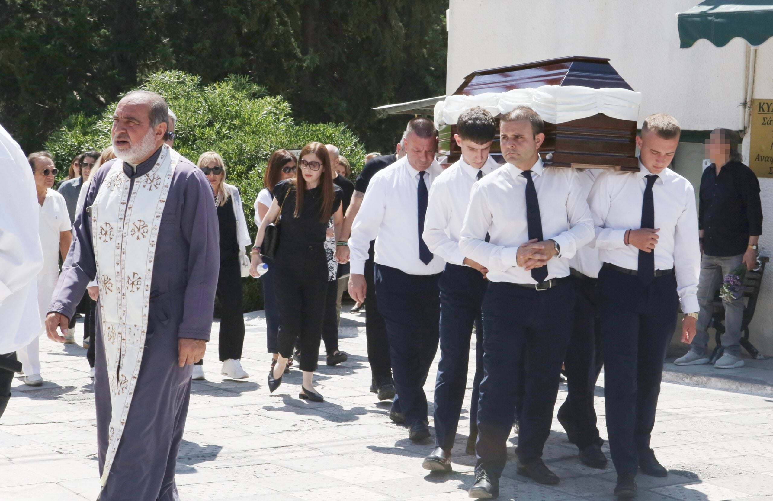 Κηδεία Τζένης Ζαχαροπούλου: Συγκίνηση στο τελευταίο «αντίο» στην αγαπημένη ηθοποιό