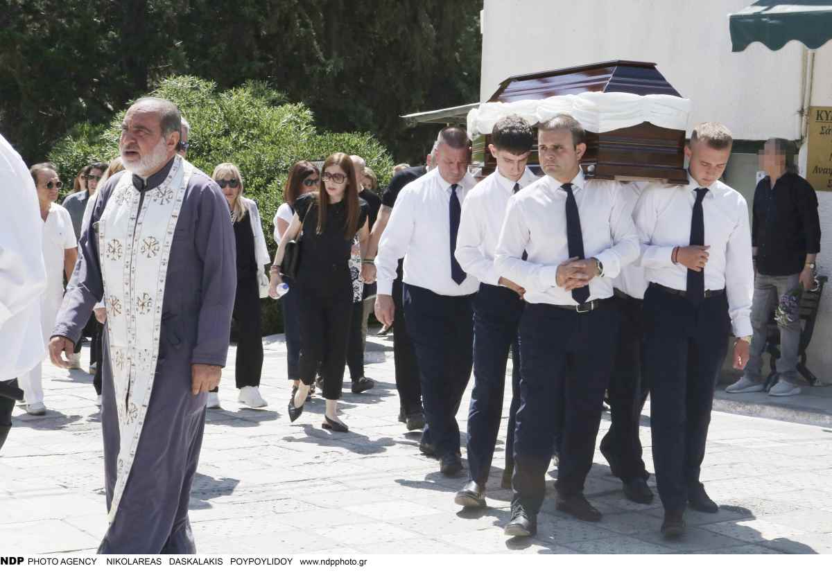 Τζένη Ζαχαροπούλου: Ποιοι βρέθηκαν στην κηδεία της και στο τελευταίο «αντίο» (Φωτογραφίες) 19 Κηδεία Ζαχαροπούλου