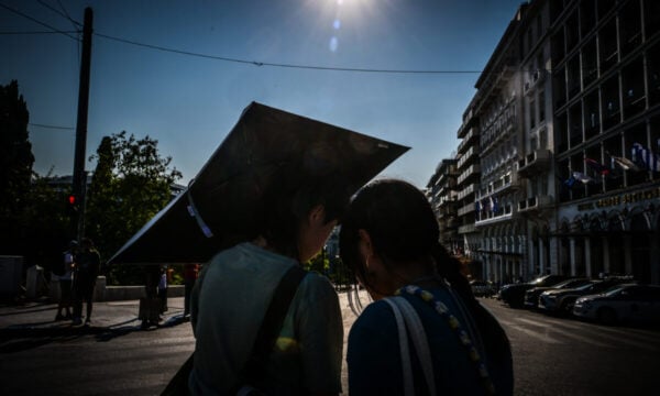 Καύσωνας στην Αθήνα: Καταγράφηκαν 60°C στην άσφαλτο και 75°C σε ταράτσες