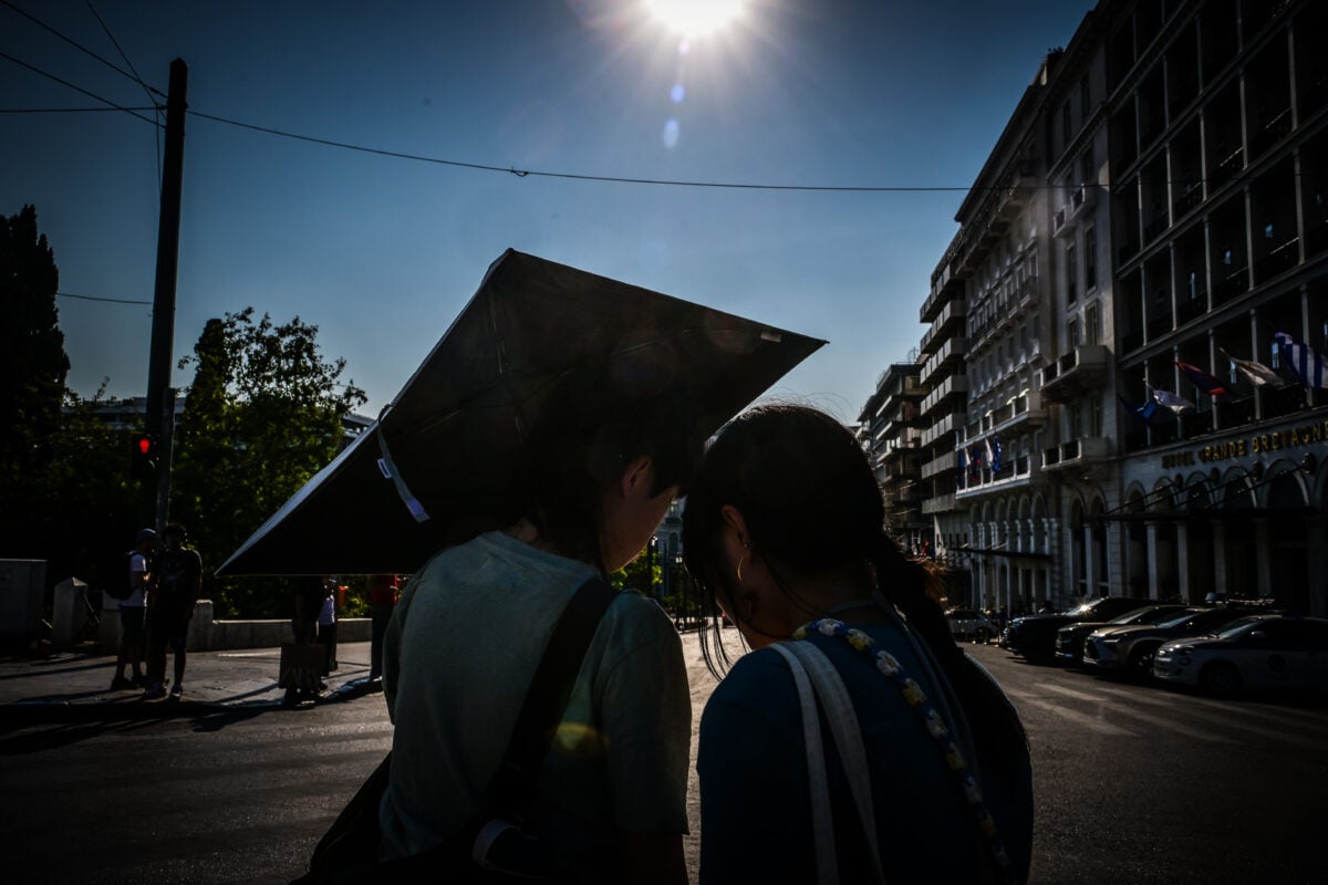Καύσωνας στην Αθήνα: Καταγράφηκαν 60°C στην άσφαλτο και 75°C σε ταράτσες