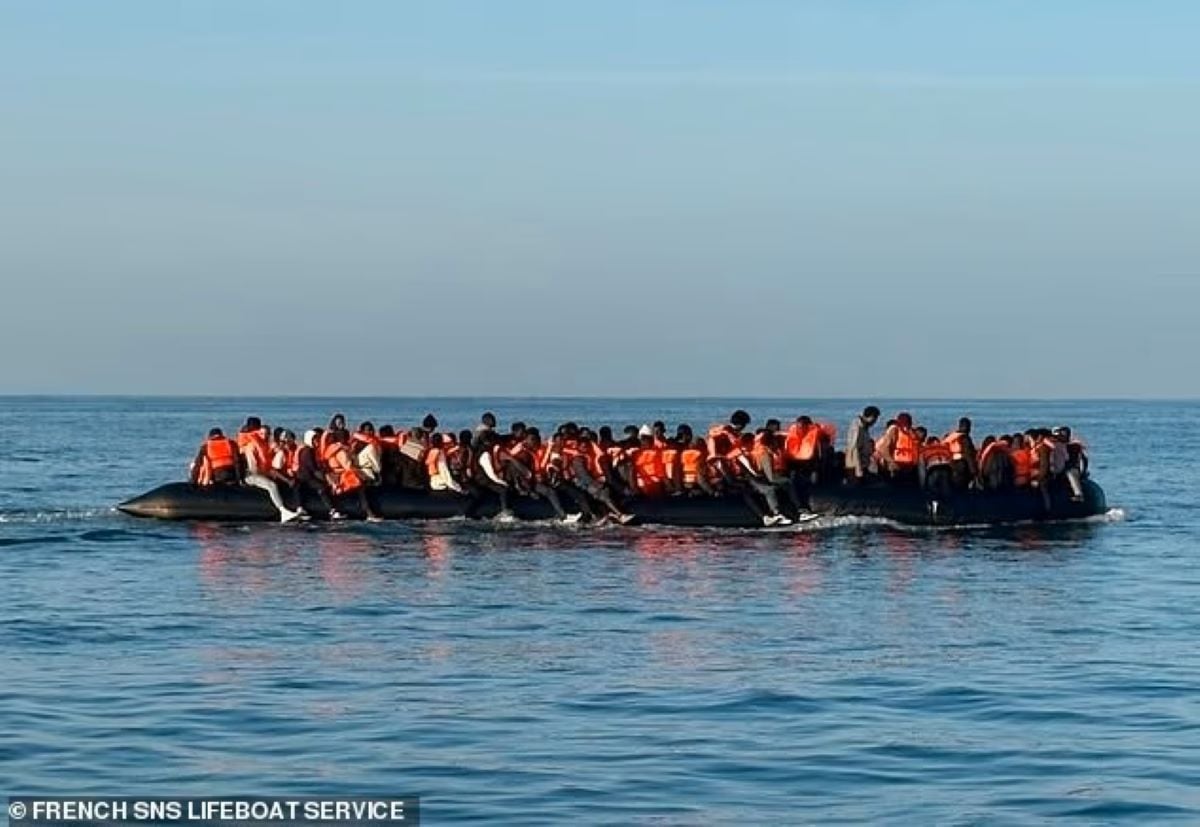 Πυρκαγιά σε σκάφος με μετανάστες στη Μάγχη: Διασώθηκαν 157 άνθρωποι