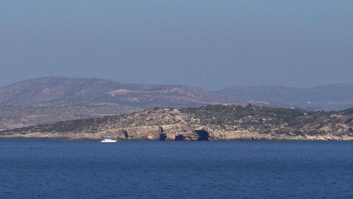Φλέβες: Το νησί απέναντι από τη Βουλιαγμένη που βρέθηκε ξανά στο επίκεντρο