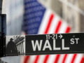 Wall Street: Ισχυρά κέρδη με ιστορικά υψηλά για Dow Jones και S&P 500